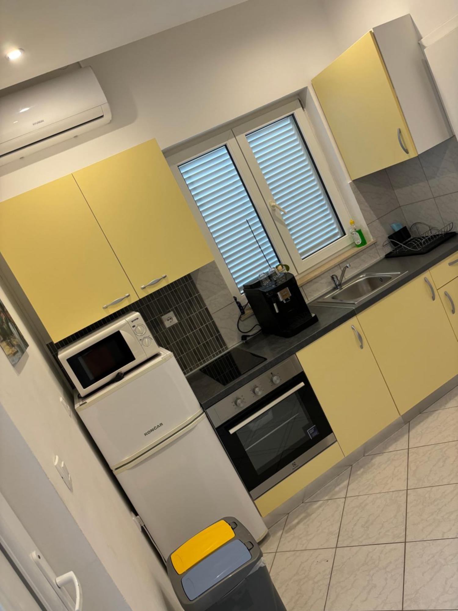Apartments Lota กอสเตรนา ภายนอก รูปภาพ